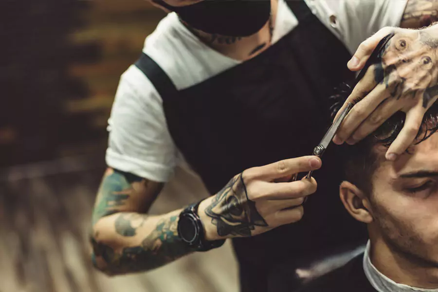 image of hairdresser doing a haircut